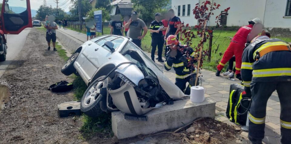 Patru răniți, între ei trei minori, după ce o mașină a intrat violent într-un podeț din beton