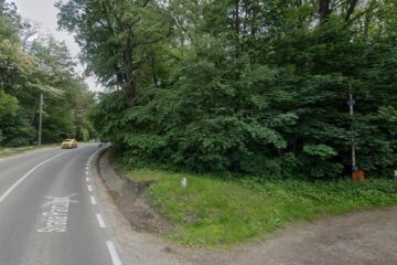 Zona unde se dorește construirea blocului cu 66 de apartamente, cu acces în strada Parcului