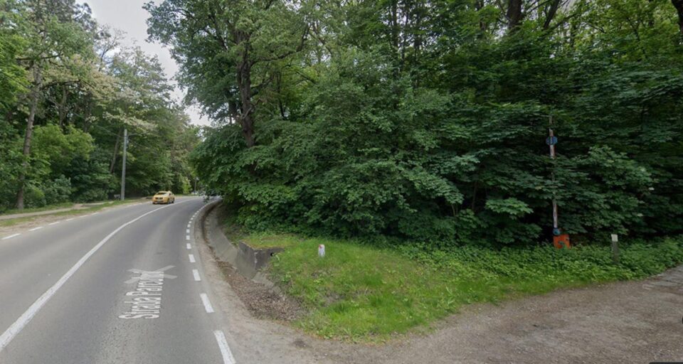Zona unde se dorește construirea blocului cu 66 de apartamente, cu acces în strada Parcului Zona unde se dorește construirea blocului cu 66 de apartamente, cu acces în strada Parcului