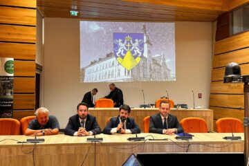 Sorin Golda, Ery Daniel Pervulescu, membru în Consiliul de conducere al Federației Comunităților Evreiești din România, Rami Teplitskiy, vice-ambasador al Israelului în România, și prefectul Alexandru Moldovan