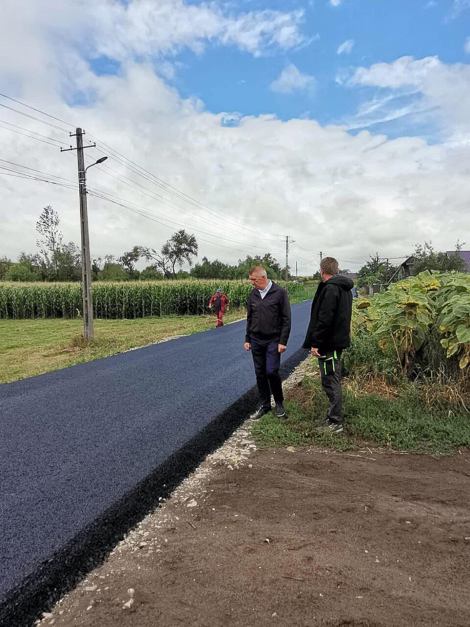 Strada Șuteni, din Moara Carp, este în plin proces de asfaltare