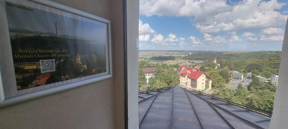 Zona de belvedere din punctul cu 7 ferestre în care pot ajunge turiștii