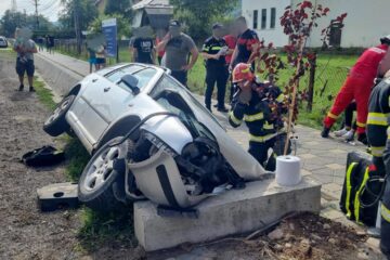 Așa arăta mașina după impactul cu capul de pod