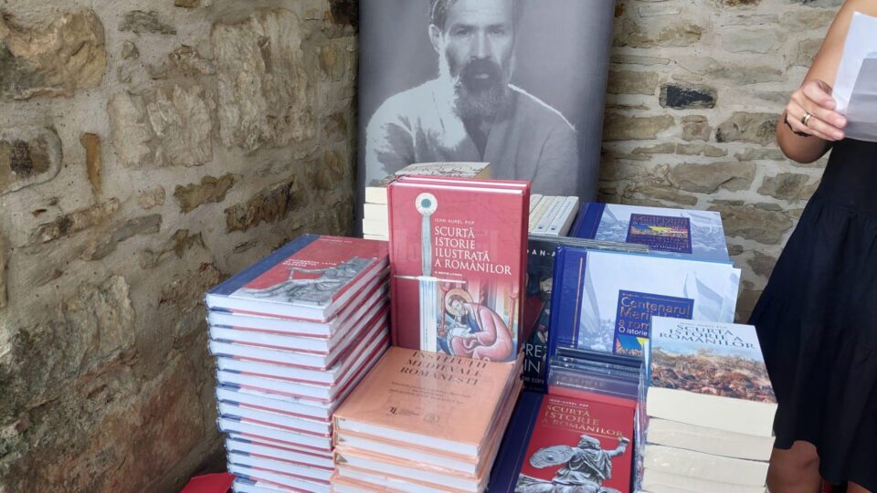O parte dintre lucrările academicianului Ioan Aurel Pop au putut fi cumpărate de la un stand al Librăriilor Alexandria