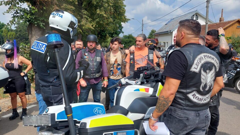 Polițiștii discută cu organizatorii regulile marșului
