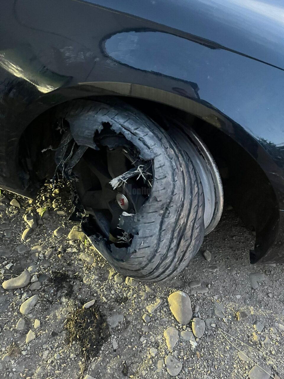 Chiar și după ce a trecut peste țepi, șoferul nu a oprit și a continuat să ruleze ”pe jante” prin comuna Volovăț