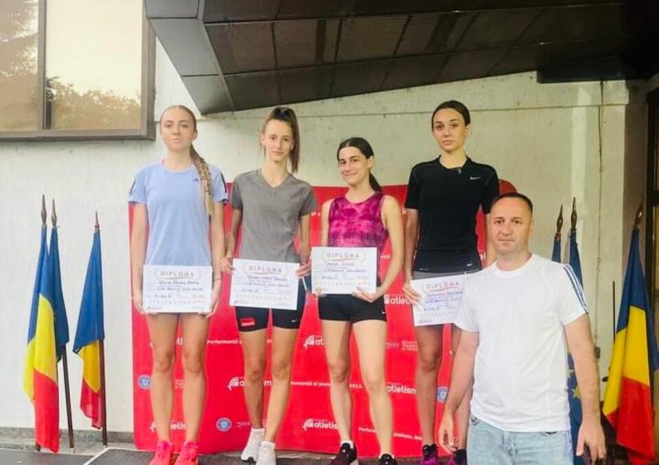 Roxana Ghiuță, prima din stânga, alături de antrenorul Silviu Casandra și de colegele ei de ștafetă Roxana Ghiuță, prima din stânga, alături de antrenorul Silviu Casandra și de colegele ei de ștafetă