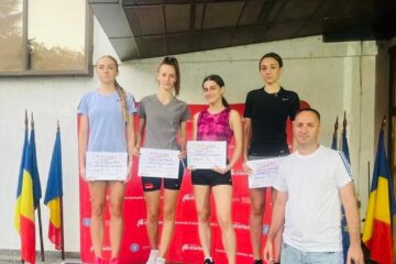 Roxana Ghiuță, prima din stânga, alături de antrenorul Silviu Casandra și de colegele ei de ștafetă