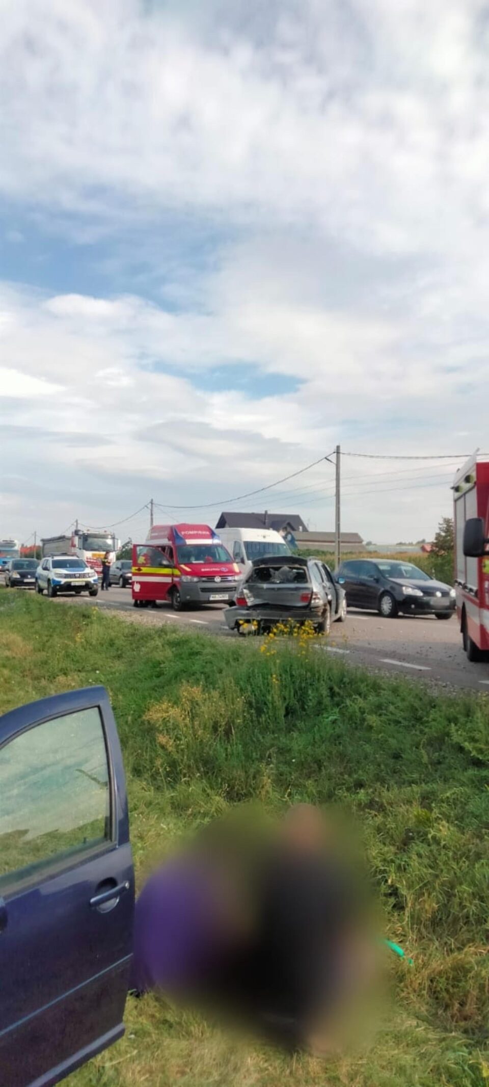 Un bărbat care se afla la volanul unui VW a intrat într-un autoturism BMW staționat în afara carosabilului