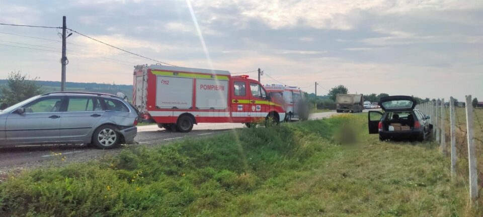 Un bărbat care se afla la volanul unui VW a intrat într-un autoturism BMW staționat în afara carosabilului