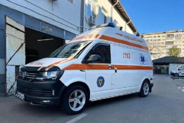 Ambulanța l-a preluat pe șofer (foto generic)