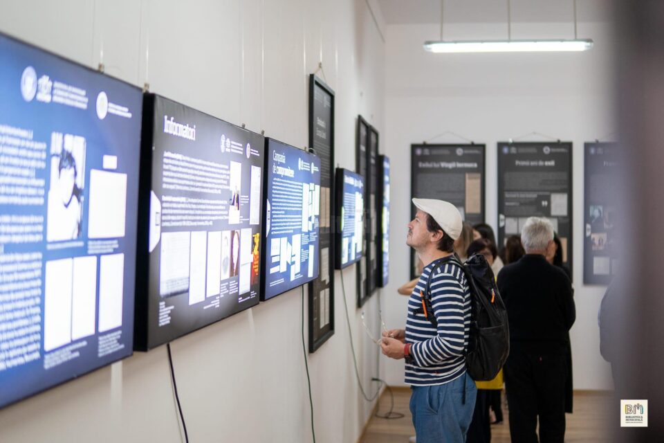 Expoziția „Monica, Radioul și Securitatea”, deschisă la Biblioteca Municipală Câmpulung Moldovenesc
