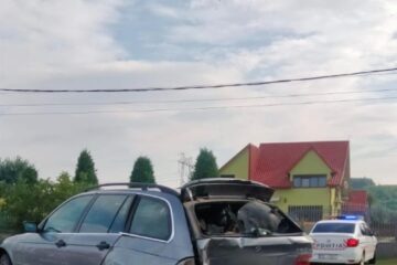 Un bărbat care se afla la volanul unui VW a intrat într-un autoturism BMW staționat în afara carosabilului