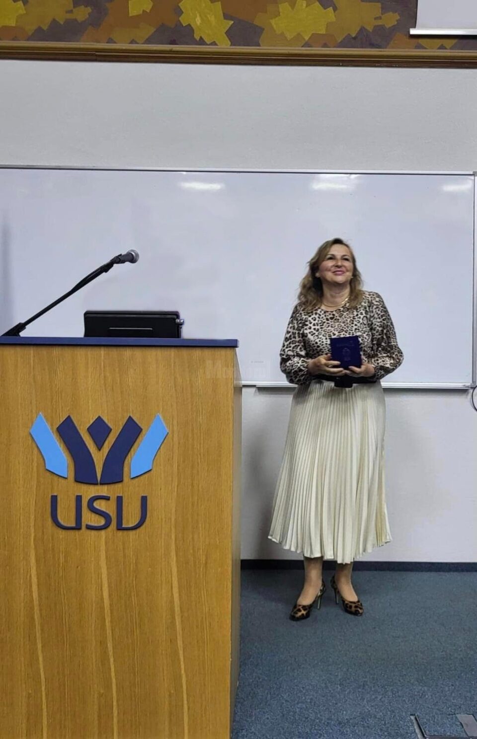 Prof. univ.dr. Diana Cimpoeșu, la Universitatea „Ștefan cel Mare” din Suceava, în mai 2024 Prof. univ.dr. Diana Cimpoeșu, la Universitatea „Ștefan cel Mare” din Suceava, în mai 2024