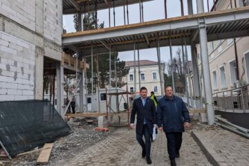 Președintele CJ Suceava, Gheorghe Flutur, și directorul Spitalului Clinic Județean Suceava, dr. Alexandru Calancea