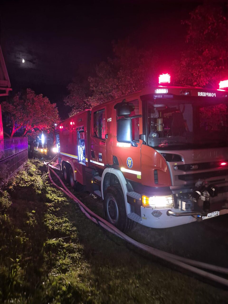 Casă parțial distrusă de un incendiu izbucnit marți seară