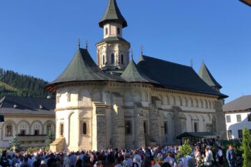 Mii de credincioși prezenți la Mănăstirea Putna
