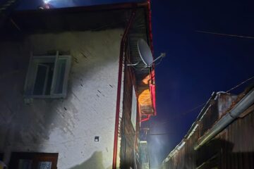 Casă parțial distrusă de un incendiu izbucnit marți seară