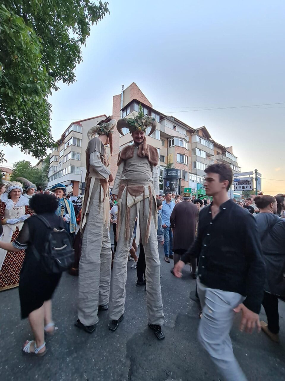 Parada a plecat din capătul cartierului Obcini