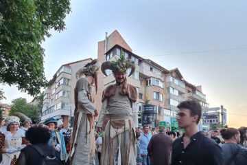 Parada a plecat din capătul cartierului Obcini