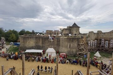 Salve de tun și parada trupelor participante în șanțul Cetății Suceava, la deschiderea oficială a Festivalului Medieval