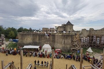 Salve de tun și parada trupelor participante în șanțul Cetății Suceava, la deschiderea oficială a Festivalului Medieval