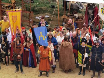 Salve de tun și parada trupelor participante în șanțul Cetății Suceava, la deschiderea oficială a Festivalului Medieval