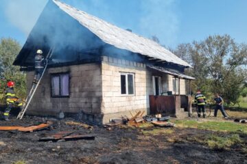 Casă din Voitinel, distrusă de un incendiu izbucnit în podul mansardei
