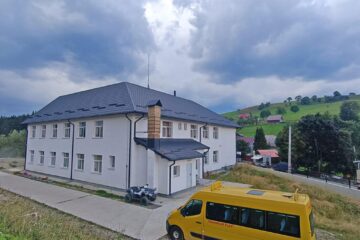Școala modernizată din Lupcina și microbuzul pentru transportul elevilor
