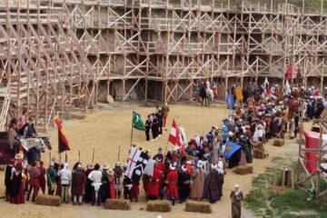 Salve de tun și parada trupelor participante în șanțul Cetății Suceava, la deschiderea oficială a Festivalului Medieval