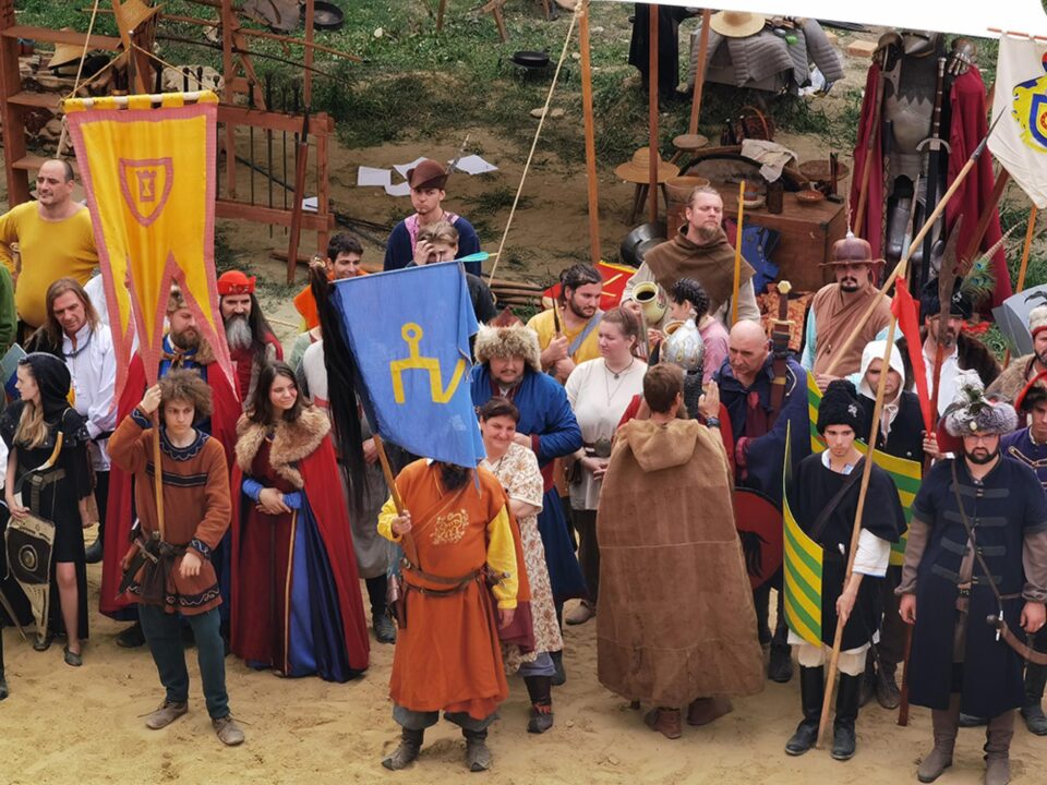 Salve de tun și parada trupelor participante în șanțul Cetății Suceava, la deschiderea oficială a Festivalului Medieval