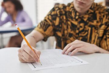 Doi elevi de la Gura Humorului au încercat să copieze la bac cu fițuici și telefonul mobil