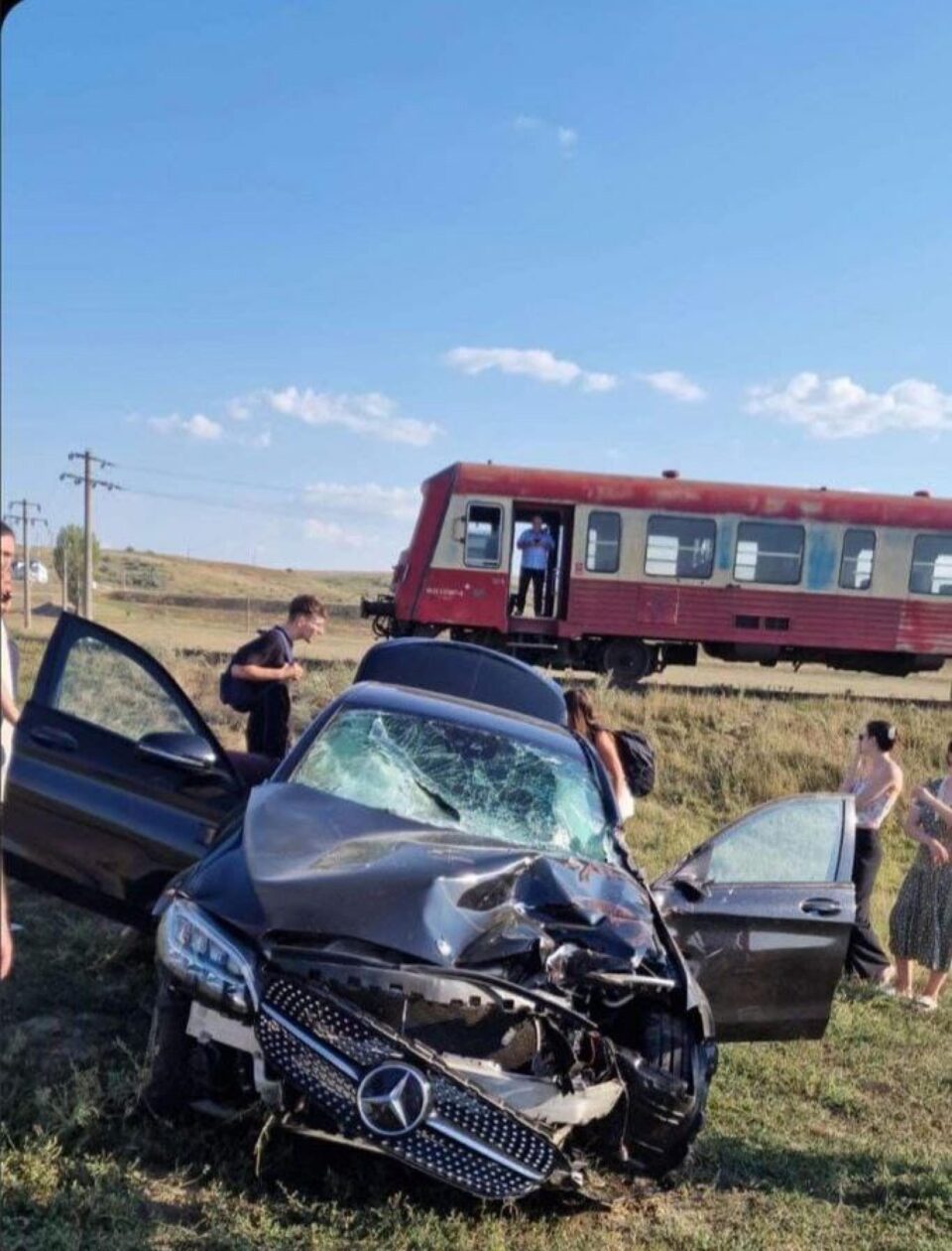 Un Mercedes cu numere de Suceava, lovit de trenul de pe ruta Iași-Hârlău Sursa Ziarul de Iasi Un Mercedes cu numere de Suceava, lovit de trenul de pe ruta Iași-Hârlău Sursa Ziarul de Iasi