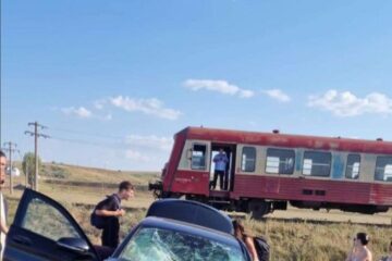 Un Mercedes cu numere de Suceava, lovit de trenul de pe ruta Iași-Hârlău Sursa Ziarul de Iasi