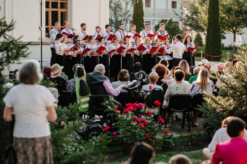 „Culori Sonore ale Folclorului Românesc”, în curtea Mănăstirii Bogdana