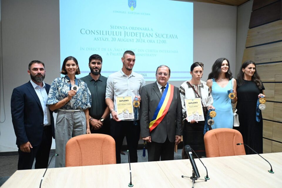 Toți medaliații suceveni la JO de la Paris, antrenorii și doctorul acestora au fost premiați de CJ Suceava Toți medaliații suceveni la JO de la Paris, antrenorii și doctorul acestora au fost premiați de CJ Suceava