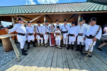 O parte din echipa „10 pentru folclor” a participat recent la Festivalul Național al Păstrăvului și la Ziua Munților Suhard