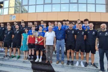 Membrii echipei de handbal masculin ai Clubului Sportiv Universitar de la USV, precum și cei ai echipei de handbal masculin juniori 2, tot de la USV, au fost premiați miercuri, la sediul Primăriei Suceava