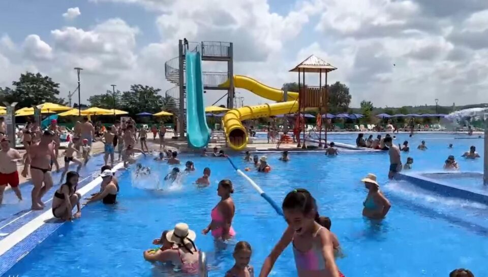 Strandul Sucevei rămane deocamdată cu toboganele închise, chiar de sunt contractate serviciile cerute de lege