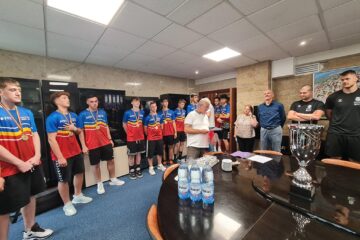 Membrii echipei de handbal masculin ai Clubului Sportiv Universitar de la USV, precum și cei ai echipei de handbal masculin juniori 2, tot de la USV, au fost premiați miercuri, la sediul Primăriei Suceava
