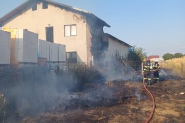 Incendiu la un depozit de materiale de construcții