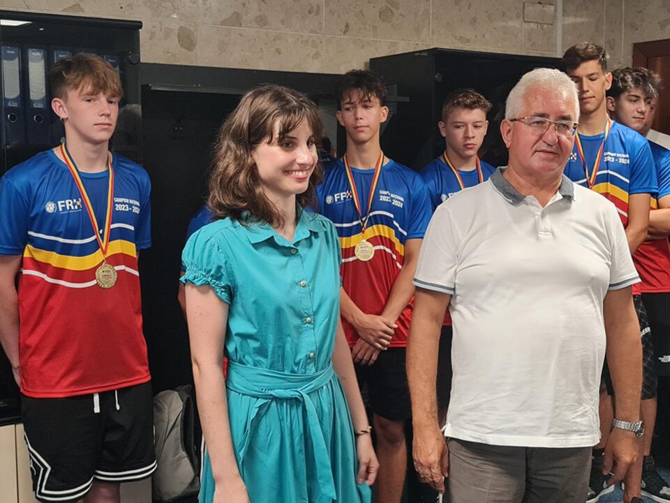 Premiu de 5.000 lei acordat de Primăria Suceava singurei absolvente cu media 10 la Bacalaureat, Maria Laura Negru Premiu de 5.000 lei acordat de Primăria Suceava singurei absolvente cu media 10 la Bacalaureat, Maria Laura Negru
