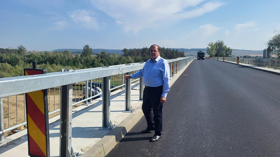 Președintele CJ Suceava, Gheorghe Flutur, a verificat lucrările de modernizare a drumului axial Dărmănești - Suceava - Dolhasca Președintele CJ Suceava, Gheorghe Flutur, a verificat lucrările de modernizare a drumului axial Dărmănești - Suceava - Dolhasca