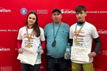 Antrenorul Cristian Prâsneac, încadrat de Claudia Costiuc și Alexandru Prâsneac