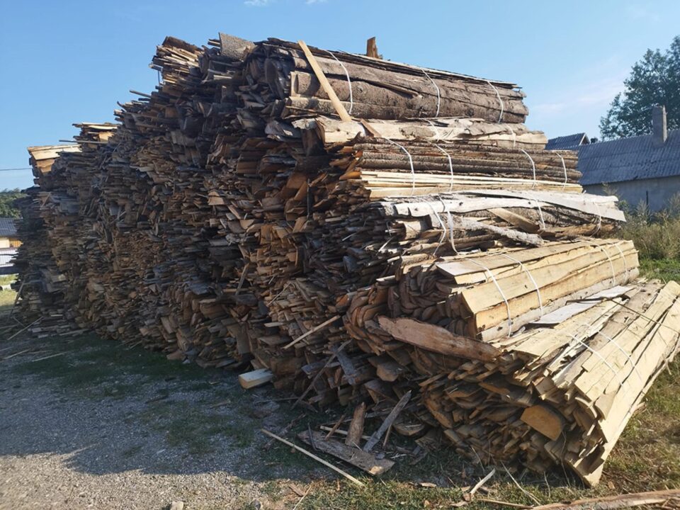 Lemn în valoare de aproape 50.000 lei a fost confiscat de Garda Forestieră Suceava, la Cornu Luncii Lemn în valoare de aproape 50.000 lei a fost confiscat de Garda Forestieră Suceava, la Cornu Luncii