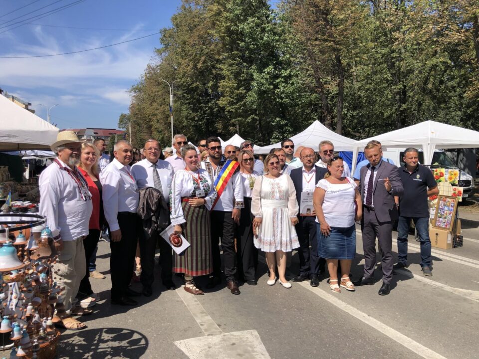 Zeci de meșteri olari din întreaga țară și din străinătate participă la Târgul „Ochiul de Păun” de la Rădăuți