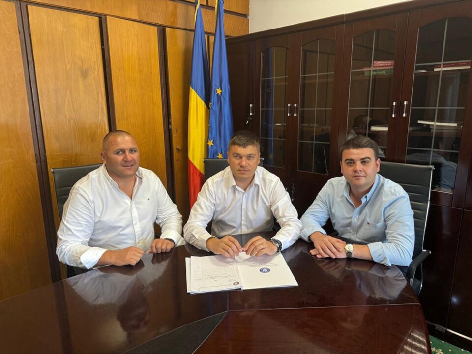 Semnarea contractului pentru extinderea sistemului de alimentare cu apă și a rețelei de canalizare din Slatina Semnarea contractului pentru extinderea sistemului de alimentare cu apă și a rețelei de canalizare din Slatina