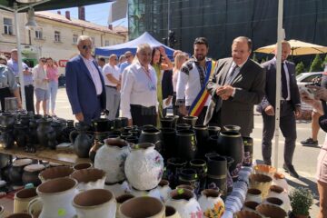 Deschiderea oficială a târgului a avut loc în prezența președintelui Consiliului Județean Suceava, Gheorghe Flutur, și a primarului din Rădăuți, Bogdan Loghin