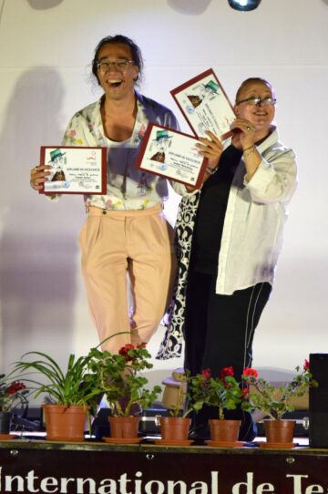 Lorette Enache acorda Premiul special al juriului acordat lui Teodor Andrei Denis Belu Dragos Prundeanu