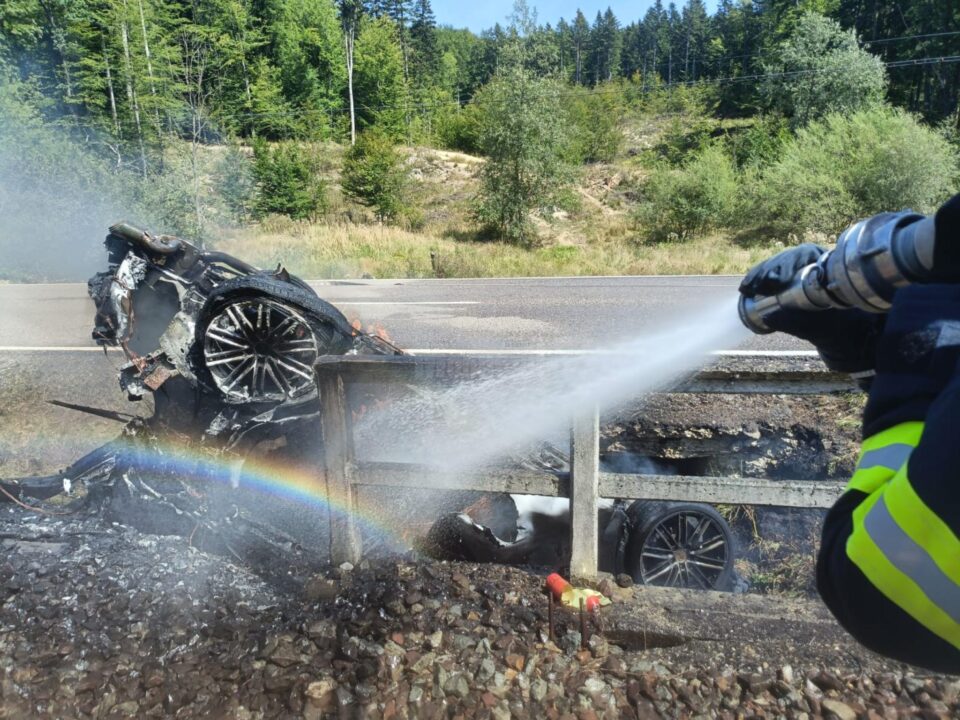Autoturismul a luat foc sâmbătă, 24 august, la orele amiezii